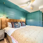 Spritz - By Emerald Apartment *